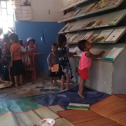 村莊圖書館找書看的孩子