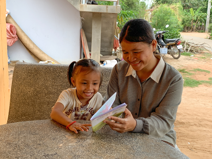 三年來 CSI-TAIWAN 的「柬埔寨村莊親子共讀」經驗，學習到如何減少村莊媽媽們識字教育的障礙。包含共讀方式的簡化，無字繪本的建立，以及當地夥伴的協助。然而，因為無人力持續推廣我們也明白維持村莊親子共讀的困難。為了繼續協助兒童發展，在這個計畫的經驗上，CSI-TAIWAN 開啟村莊學齡前兒童共讀的第二階段。